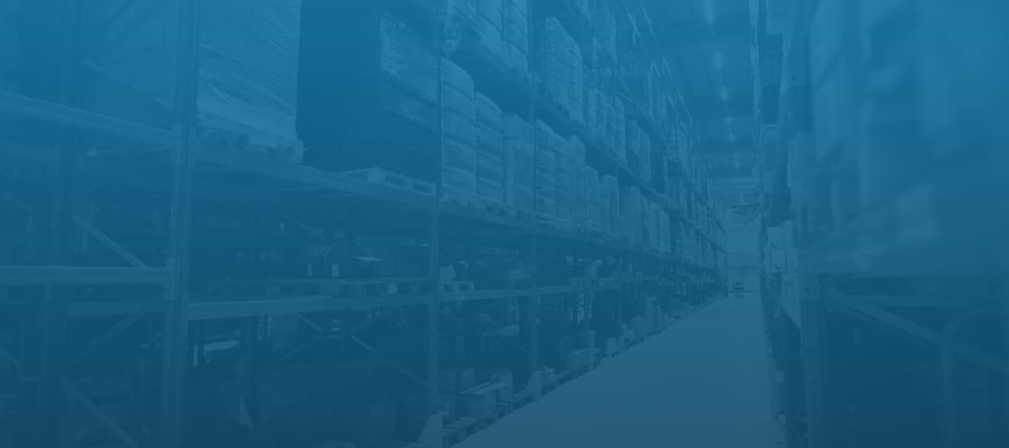 Barco de carga MTOM con contenedores en el puerto